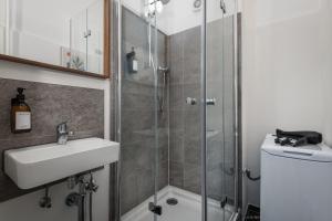 une salle de bain avec douche et lavabo dans l'établissement Super Zentral super schöner Altbau in Moabit Rostockerstraße im Herzen von Berlin für bis zu 6 Personen, à Berlin