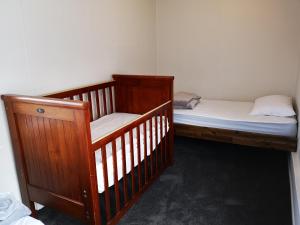 Кровать или кровати в номере Cheerful 4 Bedroom Holiday Home (Sleeps 7)
