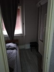 Postel nebo postele na pokoji v ubytování Downtown 4 Bedroom apartment with Balcony on Szell K street