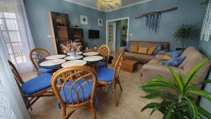 A seating area at Bonito piso a de Candela en O Grove