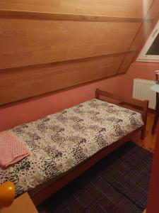 Ένα ή περισσότερα κρεβάτια σε δωμάτιο στο Vikendica Grganović