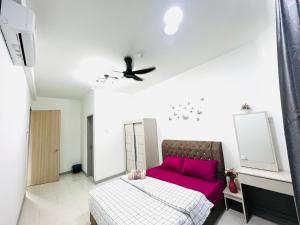 1 dormitorio con 1 cama y 1 sofá rojo en Ureshii Homestay Ladang Tanjung Kuala Terengganu with POOL, en Kuala Terengganu