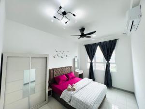 1 dormitorio con cama rosa y techo en Ureshii Homestay Ladang Tanjung Kuala Terengganu with POOL, en Kuala Terengganu