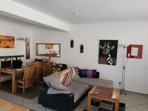 ein Wohnzimmer mit einem Sofa und einem Tisch in der Unterkunft Rheinblick Waldshut 2 in Waldshut-Tiengen