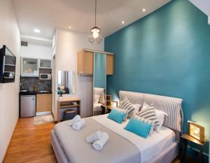 sypialnia z dużym łóżkiem z niebieskimi ścianami w obiekcie LEFKAS CITY APARTMENTS & SUITES w mieście Leukada (miasto)