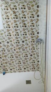 un baño con cortina de ducha con animales. en ALOJAMIENTO RURAL CASA LOS ARENALES, en Córdoba