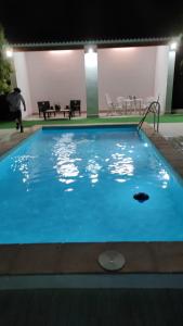 ALOJAMIENTO RURAL CASA LOS ARENALES tesisinde veya buraya yakın yüzme havuzu