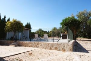 einen Zaun mit zwei Stühlen und einer Schaukel in der Unterkunft ALOJAMIENTO RURAL CASA LOS ARENALES in Córdoba