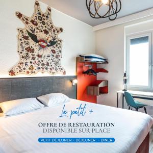 1 dormitorio con 1 cama y una estrella en la pared en The Originals City, Hôtel Le Berry, Bourges, en Bourges