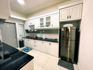 Een keuken of kitchenette bij Ipoh Modern Apartment 3-Bedroom