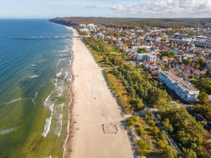 een luchtzicht op een strand in een stad bij Sea Waves Apartament Resort & SPA 428B by Renters in Międzyzdroje