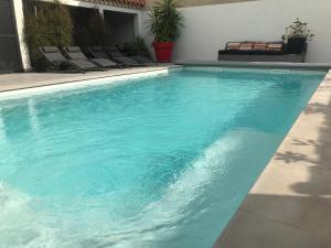 una piscina de agua azul en una casa en LA CASA SANILLS, en Saint-Hippolyte