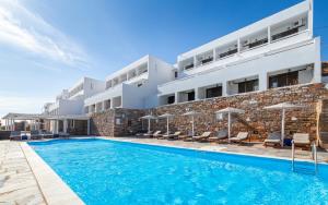 a hotel with a swimming pool in front of a building at Hotel Perrakis in Kipri