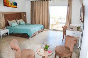 Kama o mga kama sa kuwarto sa Hotel El Habib Monastir