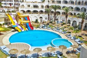 een uitzicht over het zwembad van een resort bij Hotel El Habib Monastir in Monastir