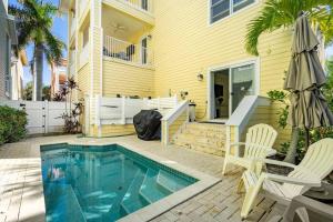 Πισίνα στο ή κοντά στο Luxury Beach House - steps to the beach