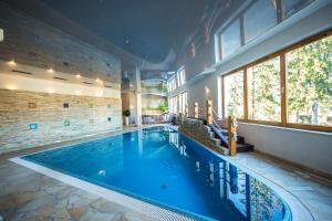 ein Pool in einem Haus in der Unterkunft Viva Maria Apartament in Zakopane