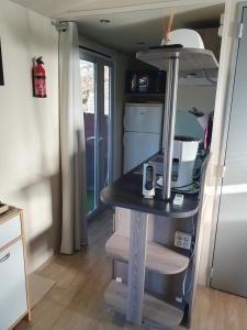 Kuchyň nebo kuchyňský kout v ubytování Charmant mobil-home