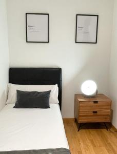 - une chambre avec un lit et trois photos sur le mur dans l'établissement VTZ El Balcón de San Felipe, à Saragosse 5 autres photos