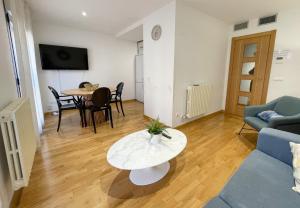 un salon avec un canapé et une table dans l'établissement VTZ El Balcón de San Felipe, à Saragosse