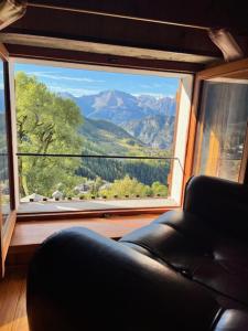 Zimmer mit einem Sofa und einem Fenster mit Aussicht in der Unterkunft Maddy in La Magdeleine