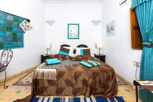 sypialnia z dużym łóżkiem w pokoju w obiekcie Riad Aquarelle By GE Promotion Immobiliere w Marakeszu