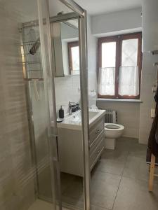 uma casa de banho com um chuveiro, um lavatório e um WC. em Appartamento Mont Fleury em Valtournenche
