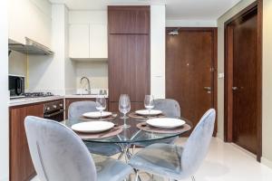 Kuchyň nebo kuchyňský kout v ubytování Sparking 2 BR at Vera Residences