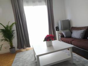 ein Wohnzimmer mit einem Sofa und einem Couchtisch in der Unterkunft Chambres dans guest house à Lyon-GARE Part-Dieu in Lyon