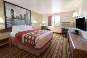 een hotelkamer met een groot bed en een flatscreen-tv bij Super 8 by Wyndham Las Cruces/White Sands Area in Las Cruces
