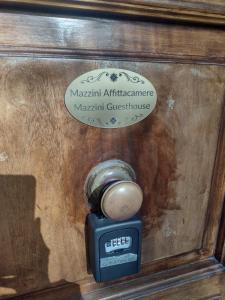 un reloj en una caja de madera con un cartel. en Mazzini Affittacamere en Viareggio