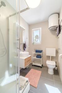 Un baño con ducha, inodoro y lavabo. en Villa Gaj, en Milna 156 fotos más