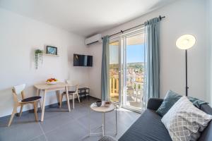una sala de estar con un sofá y una mesa en Villa Gaj, en Milna