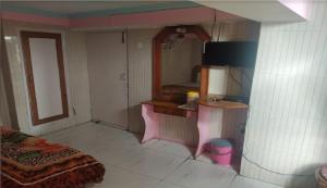 ein kleines Zimmer mit einem Bett und einem Spiegel in der Unterkunft Hotel Shubam Banquet & Restaurant By WB Inn in Jammu