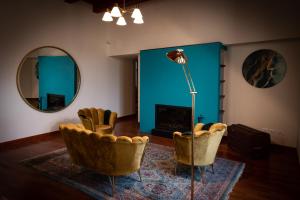 ein Wohnzimmer mit Stühlen, einer Lampe und einem Spiegel in der Unterkunft Borgo Antico B&b in Foggia