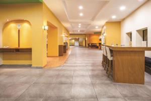 un pasillo de una sala de espera con paredes amarillas en CHN Hotel Monterrey Norte, Trademark Collection by Wyndham, en Monterrey
