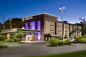Selma的住宿－La Quinta Inn & Suites by Wyndham Selma/Smithfield I-95，停车场上标有花旗的建筑