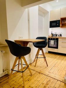 A cozinha ou cozinha compacta de Modernes Apartment nahe VW-Halle