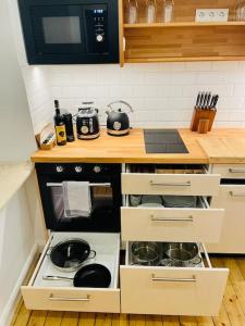 uma cozinha com um fogão e um micro-ondas em Modernes Apartment nahe VW-Halle em Braunschweig