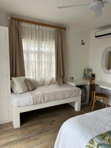 Ein Bett oder Betten in einem Zimmer der Unterkunft The Runway Lodge