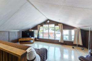 Zimmer mit einem Bett und einem TV in einem Zelt in der Unterkunft Monsarrat Apt D - 30-Night Minimum in Honolulu