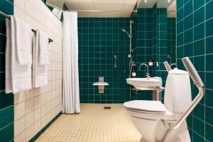 Bilik mandi di Comwell H C Andersen Dolce by Wyndham
