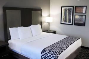 una habitación de hotel con una gran cama blanca. en La Quinta Inn & Suites by Wyndham Indianapolis Downtown, en Indianápolis