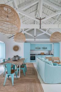 a kitchen and dining room with a table and chairs at Casa Azul do Olival in Alcácer do Sal