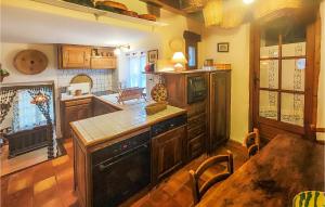 Kuchyňa alebo kuchynka v ubytovaní Cozy Home In Olargues With Kitchen