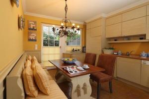 een keuken met een tafel en een eetkamer bij Biberhues-EG in Archsum