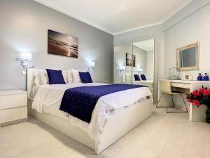 um quarto com uma cama grande e uma secretária em Sea Beach and Horizon Views em Areia Branca