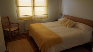 Un pat sau paturi într-o cameră la Casa Zacarias Bonitas vistas en La Rioja