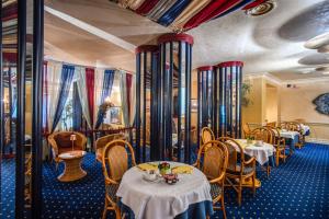 A seating area at Hotel Auriga