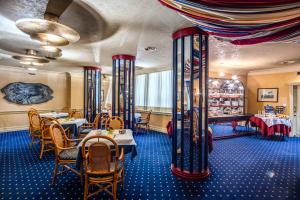 A seating area at Hotel Auriga